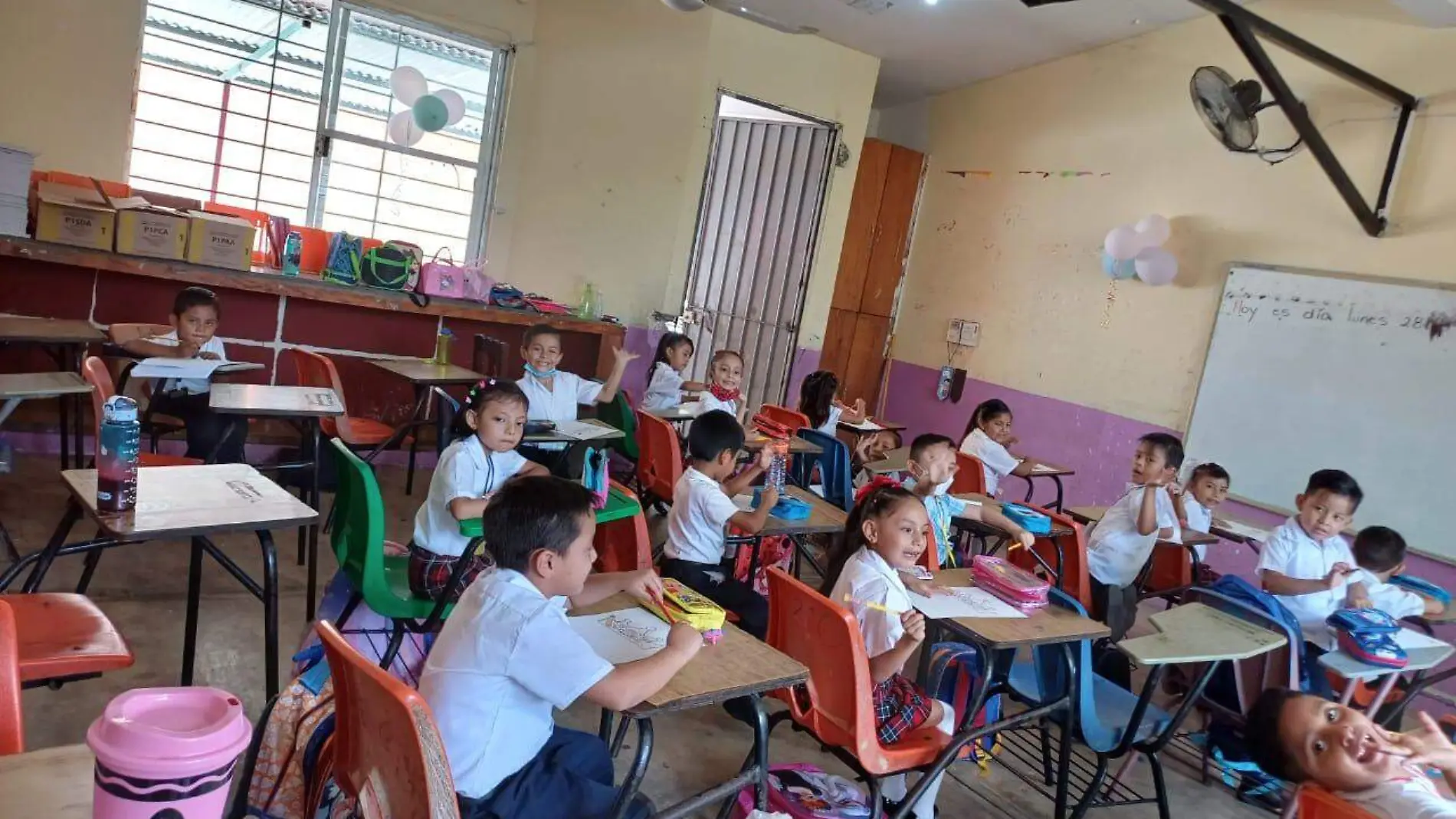 niños de primaria en clase